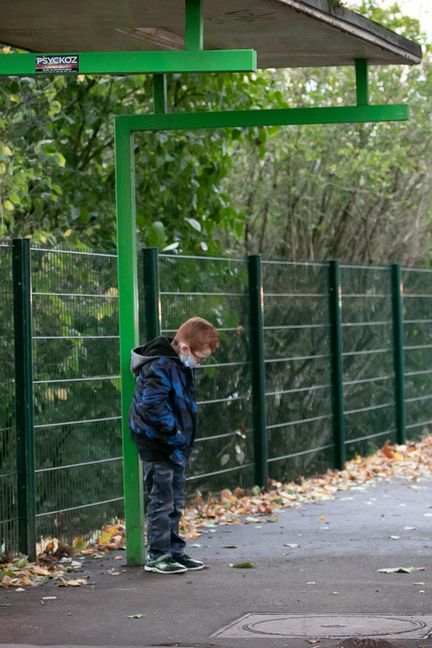 Un écolier équipé d'un masque en papier attend le bus, près d'une école de Rouen, lundi 30 septembre 2019.&nbsp; (LOU BENOIST / AFP)