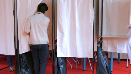 Un isoloir lors du second tour des élections législatives, dimanche 7 juillet 2024. (PHILIPPE MODOL / RADIO FRANCE)