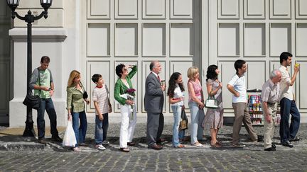 Personnes attendant dans une file d'attente. (MICHAEL BLANN / DIGITAL VISION)