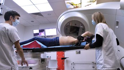 A patient with breast cancer is treated with radiotherapy, on November 30, 2020 in Montpellier (Hérault). Illustrative image. (GUILLAUME BONNEFONT / MAXPPP)