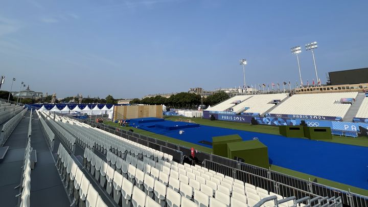 Après le tir à l'arc pendant les Jeux olympiques, le site des Invalides – ici en pleine transition le 19 août 2024 – sera le lieu de compétition des para-archers durant les Jeux paralympiques de Paris. (CLEMENT MARIOTTI PONS / FRANCEINFO: SPORT)