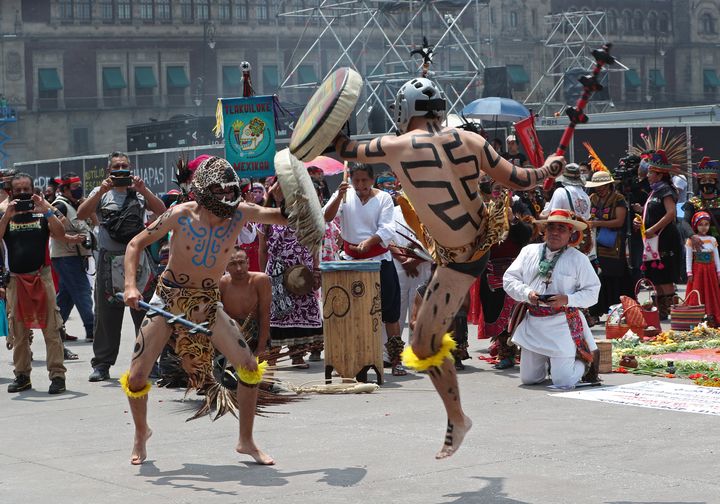 Une danse traditionnelle réalisée en commémoration de l'empire aztèque, 500 ans après sa chute, à Mexico le 12 août 2021.&nbsp; (MARIO GUZMAN / EFE)