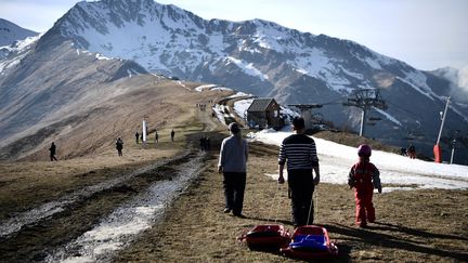 Des randonneurs à la station de&nbsp;Superbagneres&nbsp;en février 2020.&nbsp; (ANNE-CHRISTINE POUJOULAT / AFP)