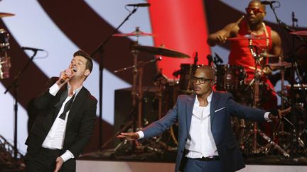 &nbsp; (Robin Thicke et TI interprètent "Blurred Lines" à Los Angeles © Reuters Pictures)