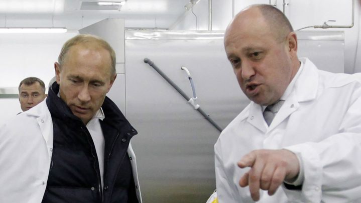 Vladimir Poutine, alors Premier ministre russe, et Evgueni Prigojine, lors de la visite d'une usine dans les environs de Saint-Pétersbourg (Russie), le 20 septembre 2010. (ALEXEY DRUZHININ / SPUTNIK / AFP)