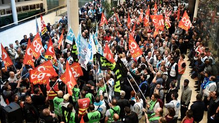 Des employés de la RATP manifestent à La Maison de la RATP, à Paris, le 13 septembre 2019. (STEPHANE DE SAKUTIN / AFP)