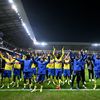 La communion entre les joueurs de Sochaux et leur public après la victoire contre Reims en 16e de finale de la Coupe de France, le 21 janvier 2024. (SEBASTIEN BOZON / AFP)