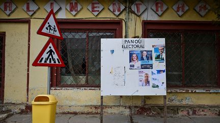 Un panneau avec des affiches électorales pour la présidentielle, dans le nord-ouest de la Roumanie le 4 décembre 2024. Photo d'illustration. (DANIEL MIHAILESCU / AFP)