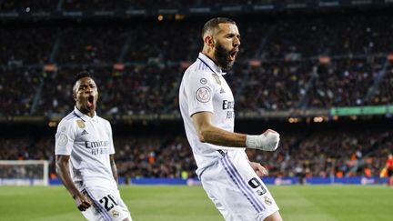 Vinicius Jr. et Karim Benzema célèbrent un but du Français en Coupe du Roi, contre le FC Barcelone, le 5 avril 2023. (GONGORA / AFP)