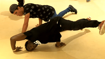 B.Boy Junior enseigne une figure classique de hip-hop
 (France 3)