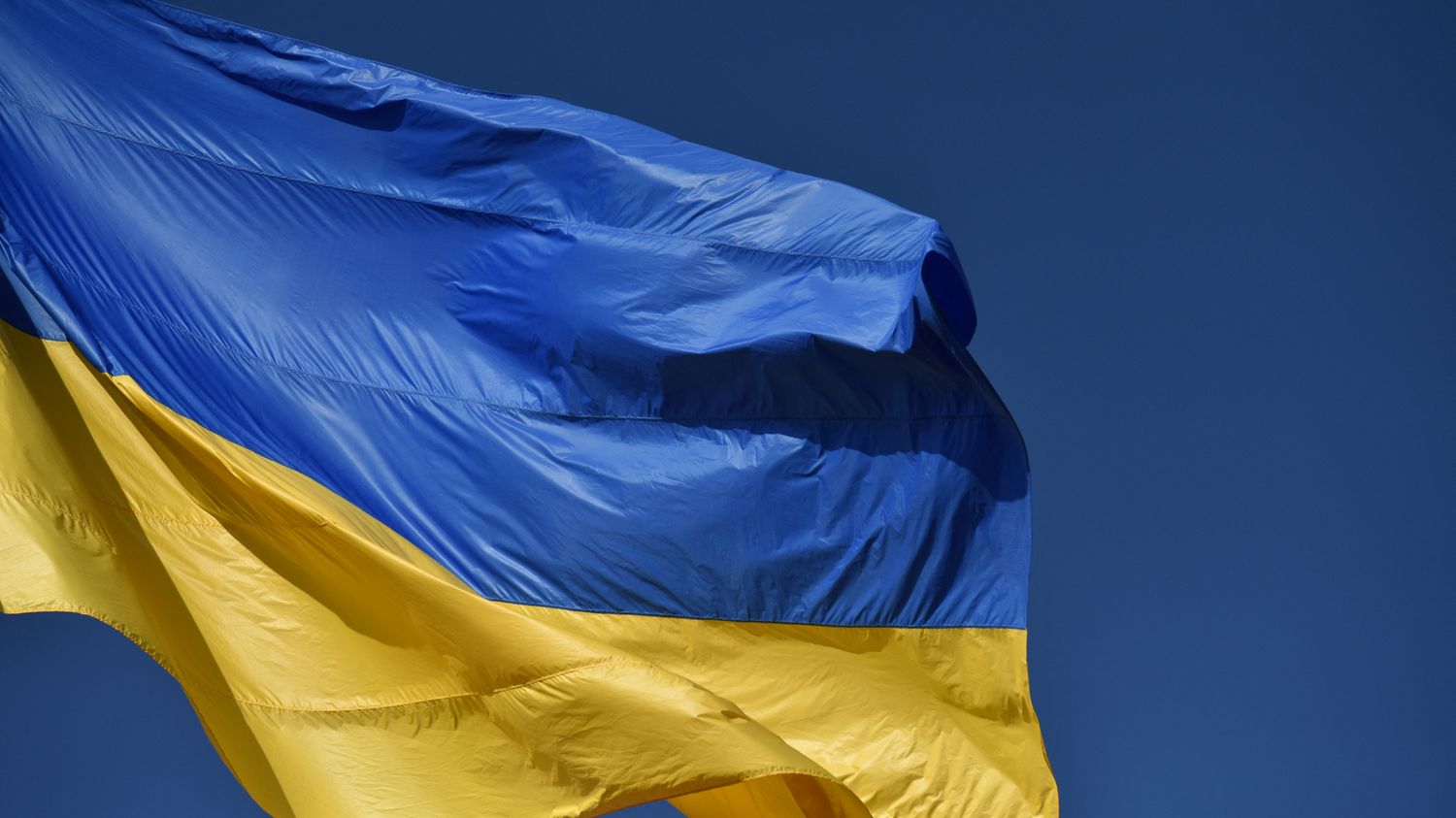 Kiev dice que soldados ucranianos izaron una bandera amarilla y azul en Crimea