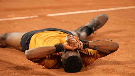 Gaël Monfils en larmes sur le court Philippe-Chatrier après sa victoire épique face à Sebastian Baez, le 30 mai 2023. (MAXPPP)