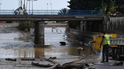 Les d&eacute;g&acirc;ts des inondations &agrave; Cannes (Alpes-Maritimes), le 5 octobre 2015. (ANNE-CHRISTINE POUJOULAT / AFP)