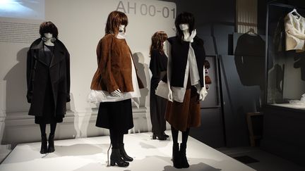 Cette collection est entièrement dédiée à l'agrandissement de vêtements lancé la saison précédente. De taille XXXXL, ils flottent autour du corps des mannequins au regard escamoté par un postiche de frange en cheveux oversize. "Défil d'une expression créative", l'oversize a été un challenge technique pour ses usines de fabrication, qui ont dû recalibrer leurs ordinateurs pour produire des vêtements de taille inédite.
 (Corinne Jeammet)