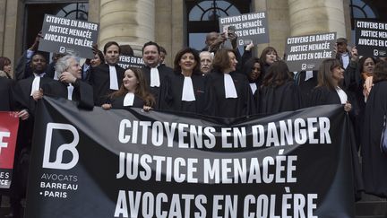 Des avocats manifestent devant le palais de justice de Paris, mercredi 21 mars, contre le projet de loi de programmation pour la justice présenté par la ministre Nicole Belloubet le 9 mars 2018.&nbsp; (PATRICE PIERROT / CROWDSPARK)