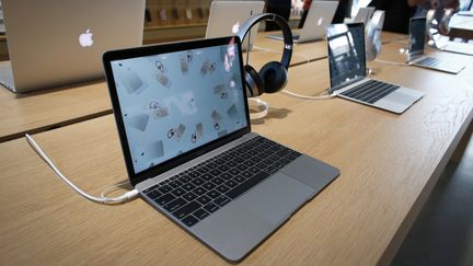 Dans l'Apple Store de Brooklyn (New York, Etats-Unis), en juillet 2016. (KENA BETANCUR / GETTY IMAGES NORTH AMERICA / AFP)