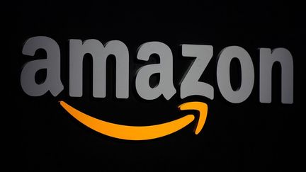 Amazon a annoncé le 16 mars 2020 qu'il allait recruter 100 000 employés pour ses entrepôts et ses livraisons aux Etats-Unis afin de faire face à un bond des commandes en ligne lié au coronavirus.&nbsp; (EMMANUEL DUNAND / AFP)