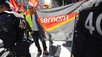 Inquiets de la situation de leur employeur, des salari&eacute;s de Sernam ont manifest&eacute; devant le minist&egrave;re des Transports, &agrave; Paris, le 15 mars 2012. (CHRISTOPHE MORIN  / MAXPPP)