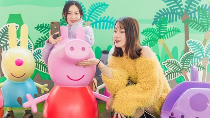 Figurines de Peppa Pig dans un magasin de Hangzhou (Chine), le 10 mars 2018. (XU KANGPING / MAXPPP)