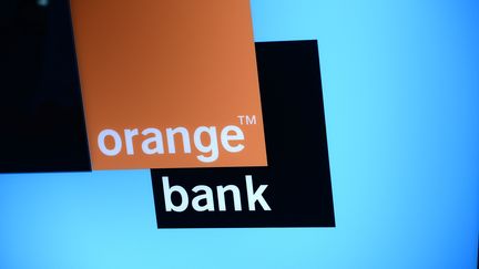 Le logo de la banque d'Orange, présentée le 20 avril 2017 à Paris, lors d'une conférence de presse.&nbsp; (ERIC PIERMONT / AFP)