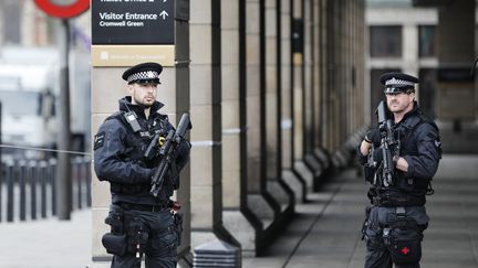 Des officier de police à la station de metro de Westminster, le 23 mars 2017, après l'attaque de Londres. (DARREN STAPLES / REUTERS / X90183)