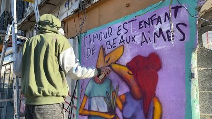 "L'amour est enfant de beaux aimes"... Une fresque avec un de ceux jeux de mots que Selor affectionne tant. (G. Decaix / France Télévisions)