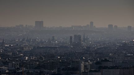 La ville de Paris lors d'un épisode de pollution. (illustration) (VINCENT ISORE / MAXPPP)