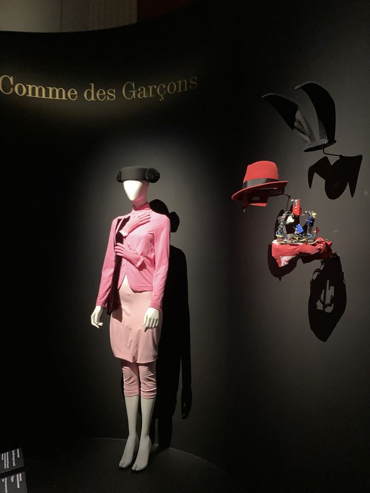 L'exposition "Stephen Jones, chapeaux d'artiste" au Palais Galliera : tenue Comme des Garçons accessoirisée par Stephen Jones, le 17 octobre 2024. (CORINNE JEAMMET)