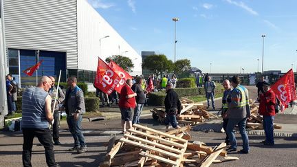 Des salariés de&nbsp;GM&amp;S, basé à La Souterraine (Creuse), sont rassemblés devant l'usine de Poissy le 30 mars 2017 pour demander du travail au&nbsp;principal donneur d'ordre du sous-traitant automobile, le groupe PSA. (ISABELLE RAYMOND / RADIO FRANCE)