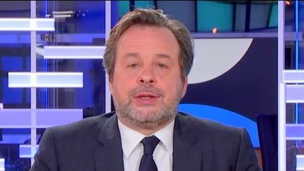 Le JT du 23h du jeudi 22 décembre 2022 présenté par Patrice Romedenne sur franceinfo est consultable en ligne en replay pour voir et revoir ce journal télévisé qui décrypte l'actualité. Retrouvez les dernières infos du week-end, les grands reportages, l'Eurozapping, les interviews et les explications de la rédaction sur toute l’actualité nationale et internationale. (FRANCEINFO)