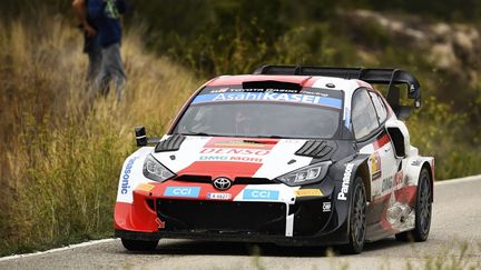 Sébastien Ogier et Benjamin Veillas remportent le rallye de Catalogne, dimanche 23 octobre. (PAU BARRENA / AFP)