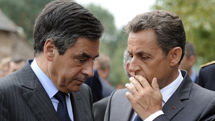 Fran&ccedil;ois Fillon et Nicolas Sarkozy, le 28 juin 2011 &agrave; Sabl&eacute;-sur-Sarthe (Sarthe). (ERIC FEFERBERG /&nbsp;AFP PHOTO)