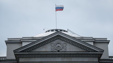 Le fronton de l'ambassade russe à Varsovie, en Pologne, le 15 octobre 2022. (PIOTR LAPINSKI / NURPHOTO / AFP)