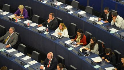 La d&eacute;put&eacute;e Jo&euml;lle Bergeron (en blanc, avec les lunettes rouges) assiste &agrave; une s&eacute;ance du Parlement europ&eacute;en, le 2 juillet 2014, &agrave; Strasbourg (Bas-Rhin). (YANN THOMPSON / FRANCETV INFO)