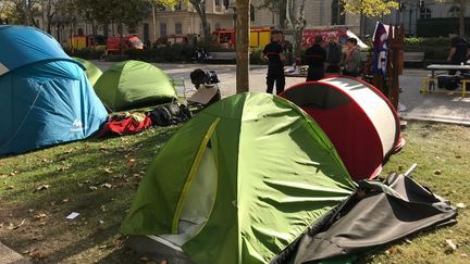 Le campement improvisé des pompiers du Gard. (Fabien Fourel / Radio France)