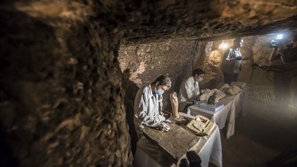 Les quatre autres tombes remontent à l'époque de l'Ancien Empire (soit 4300 ans avant J.-C.), dont la plus importante est celle de Khufu-Imhat, gardien des édifices appartenant au palais royal. Elle date de la fin de la Ve dynastie et des débuts de la VIe. (KHALED DESOUKI / AFP)