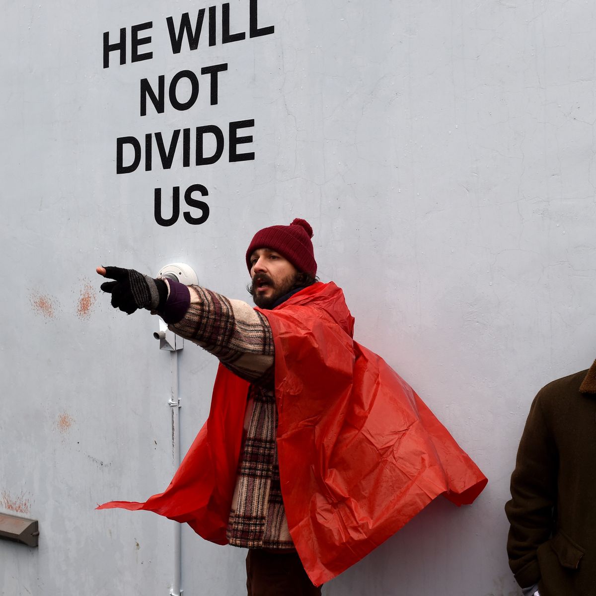 Shia devant "He will not divide us""