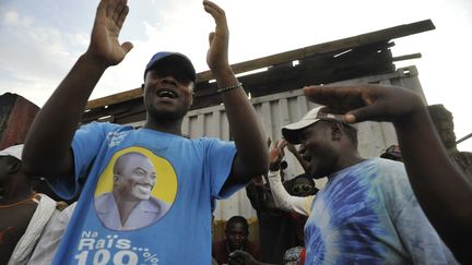 Un supporteur du pr&eacute;sident Joseph Kabila, qui porte un tee-shirt &agrave; son effigie, salue sa r&eacute;&eacute;lection, &agrave; Goma (R&eacute;publique d&eacute;mocratique du Congo), le 9 d&eacute;cembre 2011. (SIMON MAINA / AFP)