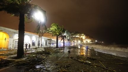 Le d&eacute;partement des Alpes-Maritimes a &eacute;t&eacute; frapp&eacute; par de fortes pluies mardi 4 novembre, comme ici &agrave; Nice. (VALERY HACHE / AFP)