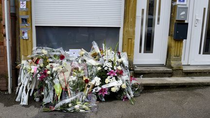 Des fleurs sur les lieux du féminicide d'Hayange (Moselle), le 26 mai 2021. (JEAN-CHRISTOPHE VERHAEGEN / AFP)