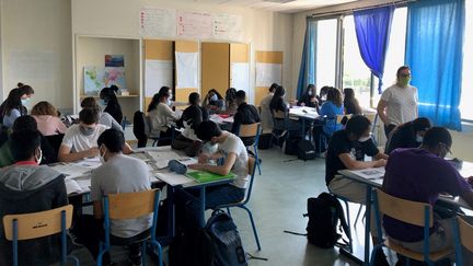 Des élèves de première pendant un cours d'hisoire-géo en "classe inversée"&nbsp;au lycée de Goussainville dans le Val d’Oise, septembre 2020. (ALEXIS MOREL / RADIO FRANCE)