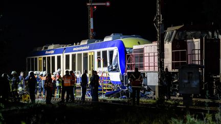 Des pompiers et secouristes sont sur les lieux d'une collision entre deux&nbsp;trains, à Aichach (Allemagne), le 7 mai 2018. (MATTHIAS BALK / DPA / AFP)