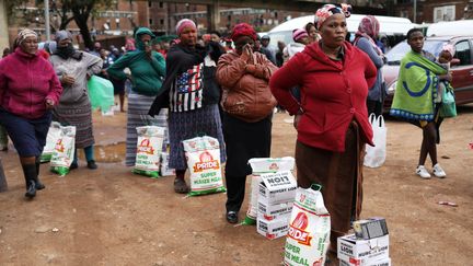 Distribution d'aide alimentaire dans le township d'Alexandra en Afrique du Sud le 28 avril 2020. (SIPHIWE SIBEKO / X90069)