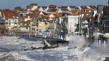 La tempête Dudley sur le front de mer de Wimereux (Pas-de-Calais), le 17 février 2022. (MAXPPP)