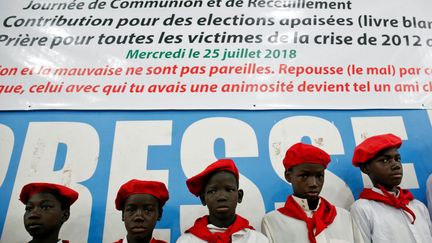 «La bonne action et la mauvaise ne sont pas pareilles. Repousse le mal par ce qui est meilleur et voilà que celui avec qui tu avais une animosité devient un ami chaleureux», voilà le précepte qui, quatre jours avant la présidentielle du 29 juillet 2018, a réuni le Haut conseil de la confrérie soufie à Bamako. Appelant les Maliens à participer massivement au vote, les responsables de la Quadiriya, qui prône un islam tolérant, ont souhaité que les candidats «mettent le Mali au-dessus de tout». Depuis 2012, l'islamisme religieux et armé met le nord du pays à feu et à sang. (Luc GNAGO / REUTERS)