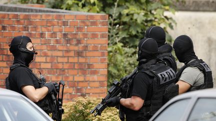 Des policiers de la Brigage de recherche et d'intervention à Saint-Etienne-du-Rouvray (Seine-Maritime), où une église a été attaquée, mardi 26 juillet 2016.&nbsp; (PASCAL ROSSIGNOL / REUTERS)