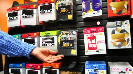 Des cartes cadeaux d'une chaîne spécialisée dans la vente de produits culturels. (MICHEL CLEMENTZ / MAXPPP)