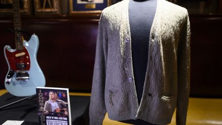 Le gilet en laine que Kurt Cobain portait sur scène lors du concert de Nirvana&nbsp;"Unplugged" en 1993 mis aux enchères à la maison de vente Julien's Auctions de New York en octobre 2019.&nbsp; (JOHANNES EISELE / AFP)