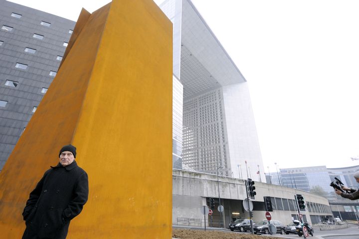 Richard Serra en décembre 2008 devant "Slat" à La Défense. (BERTRAND GUAY / AFP)