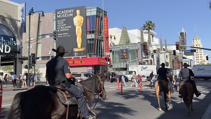 Les derniers préparatifs sur Hollywood Boulevard, avant la 94e cérémonie des Oscars (DANIEL SLIM / AFP)